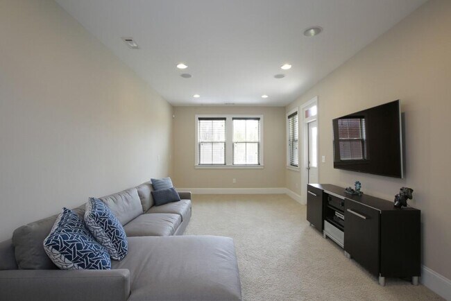 Building Photo - 4759 Laurel Walk