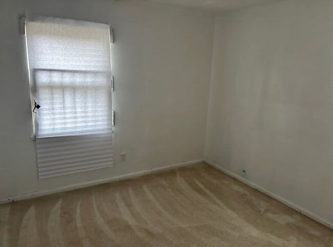 Building Photo - 2 bedroom located On the east side of town.