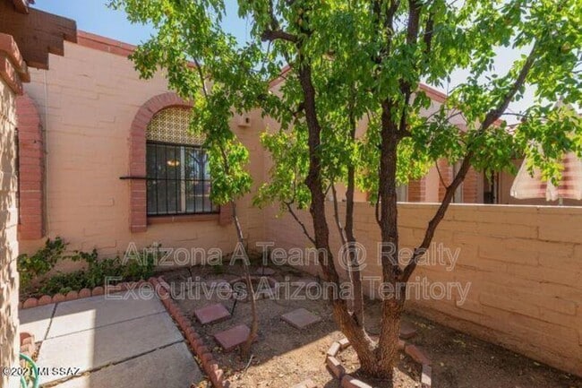 Building Photo - 4210 E Presidio Rd