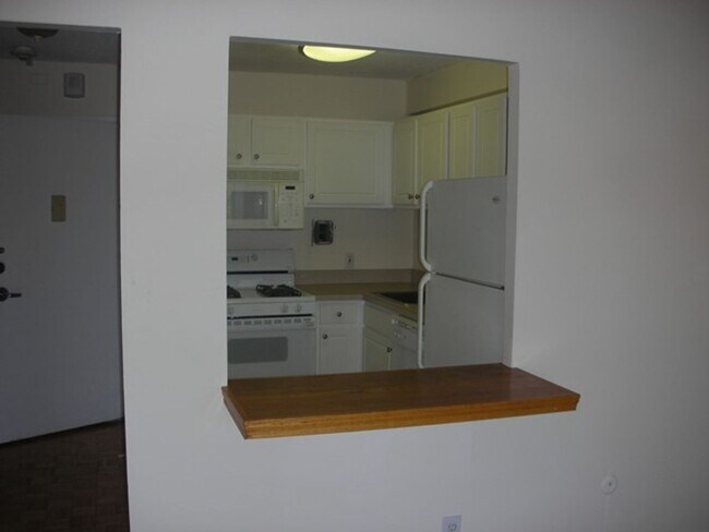 Building Photo - Pond View! Near Longwood Medical Area, Green line-D Brookline Village!