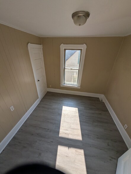 Building Photo - 352 S Maple St