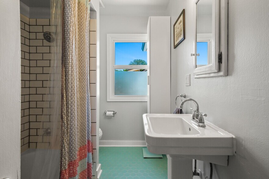 Building Photo - 4416 NE Prescott St