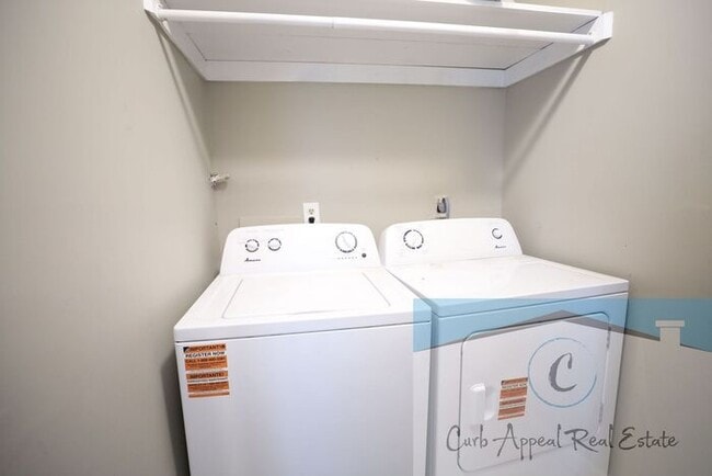 Building Photo - Recently renovated 1 bed, 1 bath apt - washer, dryer and utilities included!! HUD accepted!