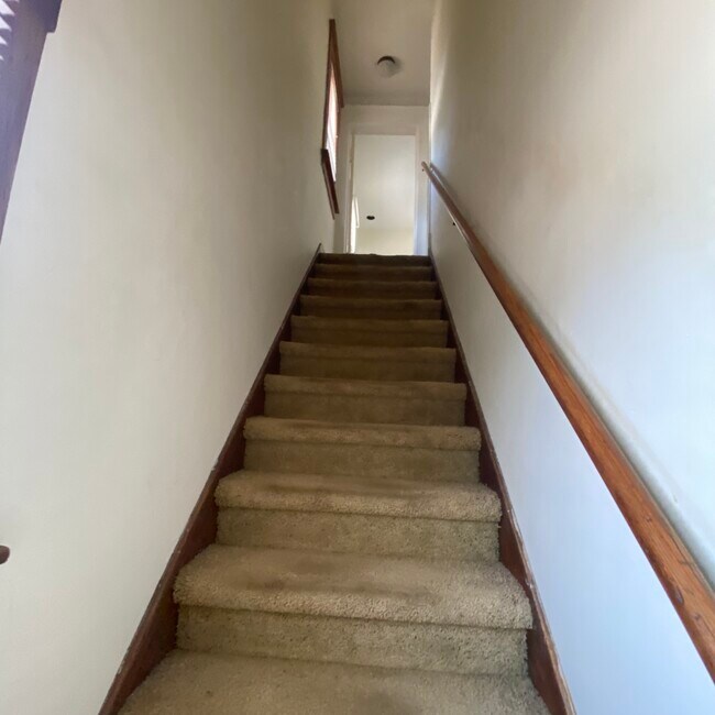 Building Photo - 1706 W Saginaw St