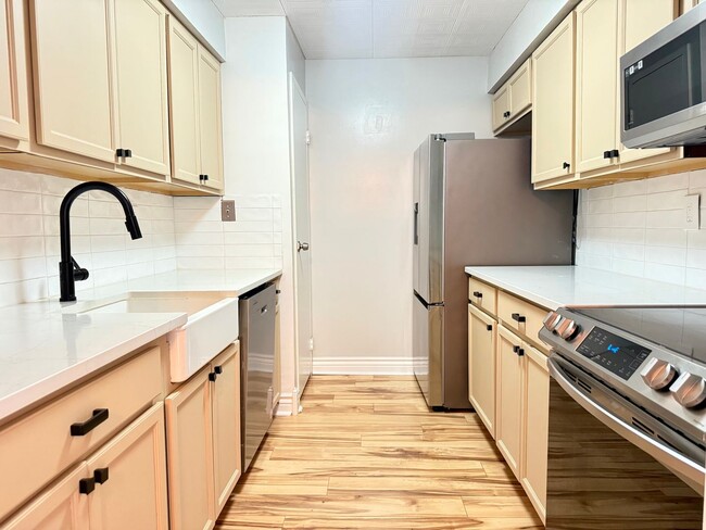 Building Photo - Spacious Condo—Utilities and Parking Included!