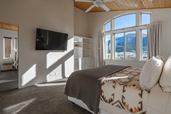 Building Photo - Mountain View Haven