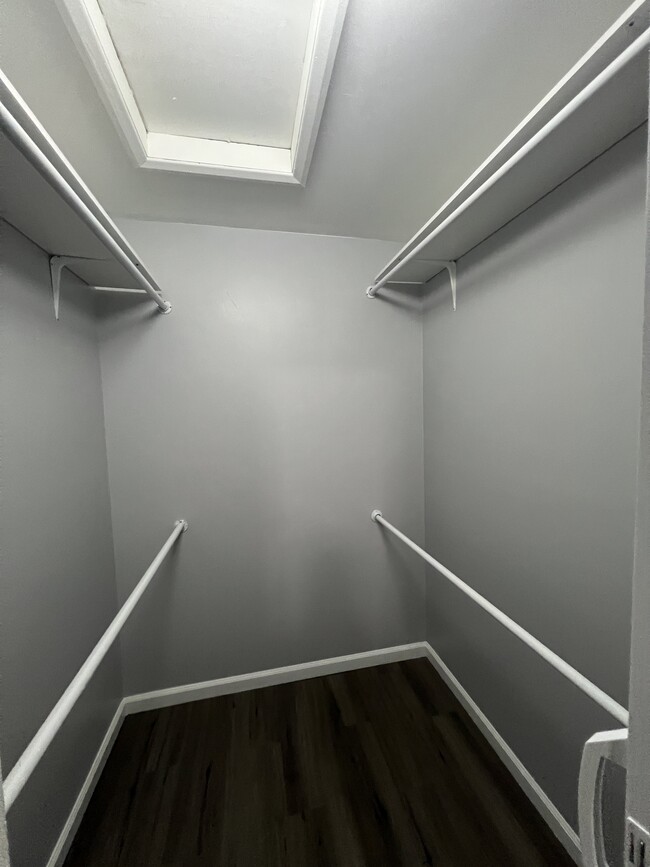 Master Closet - 7711 Heatherside Ln