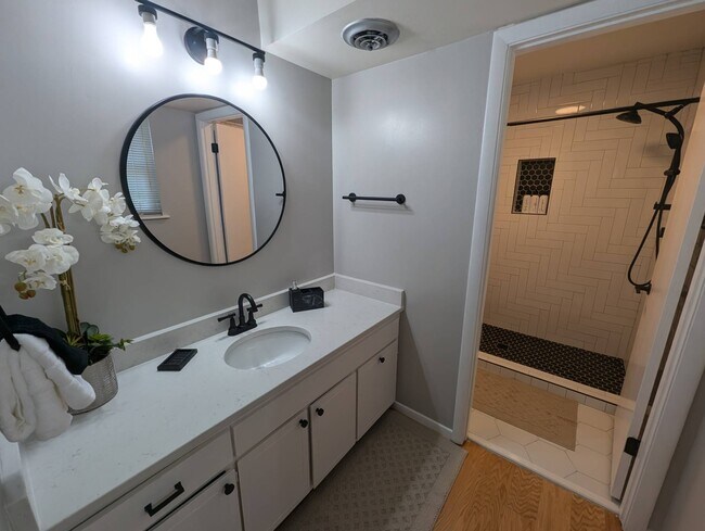 Building Photo - 3600 Chateau Dr