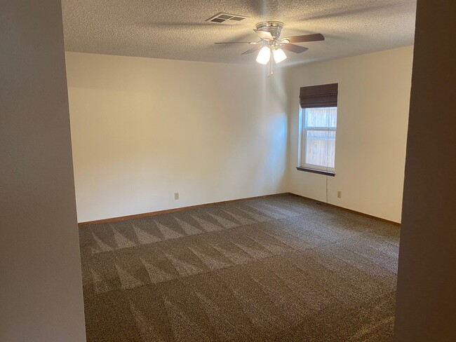 Building Photo - 3 Bedroom 2 Bathroom Golden West school di...