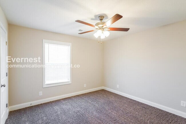 Building Photo - 3 Bed/3 Bath Townhome with Carport / Pet-Friendly / Vouchers Accepted / Available Now!