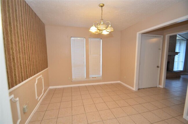 Building Photo - 439 Breeze Park Dr