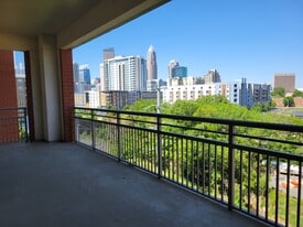 Building Photo - 701 Royal Ct
