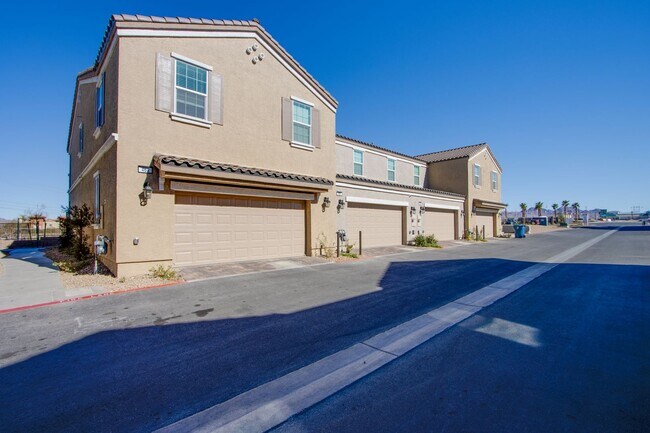 Building Photo - 2 Story Townhouse in Gated Community! Comi...