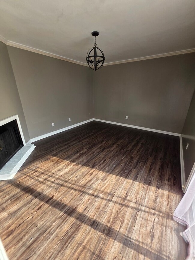 Building Photo - 2220 Woodridge Ln