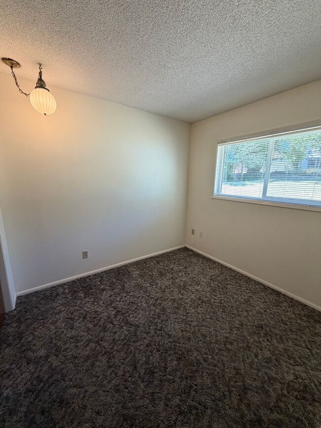 Building Photo - 2.2. miles to Sky Lakes Medical Center and Oregon Institute of Technology, 2bdrm 1 bath duplex