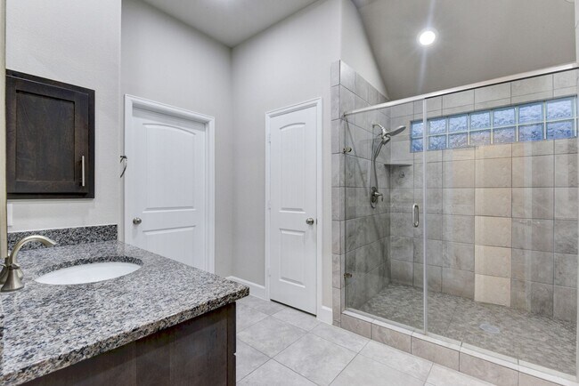Building Photo - Beautiful Home Right on Durham Drive!