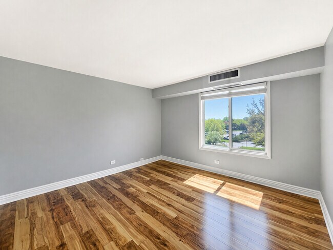 Building Photo - 1615 E Central Rd