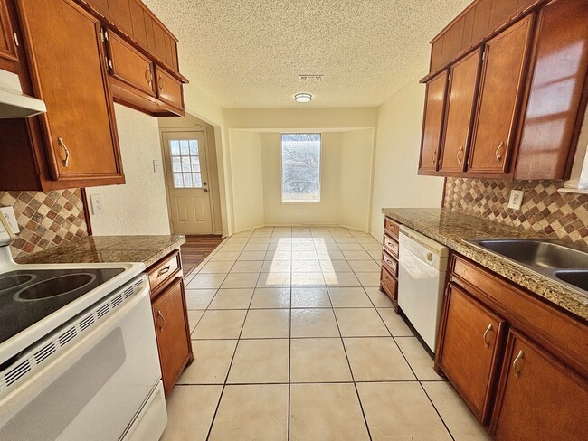 Building Photo - Freshly Remodeled 3 Bedroom 2 Bathroom Hom...