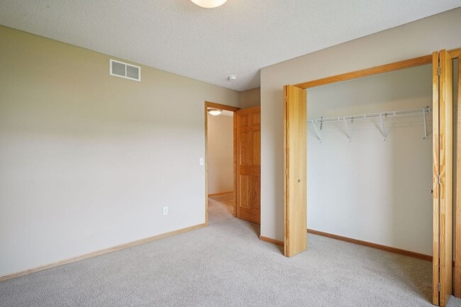 Building Photo - Gorgeous Single Family Home - June 1st Mov...