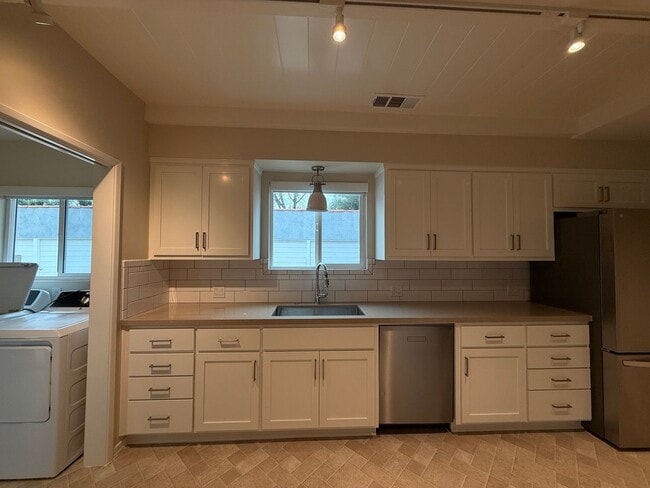 Building Photo - Beautiful Home in a Lovely Neighborhood! Available Spacious 2 Bedroom and Two Bathroom!