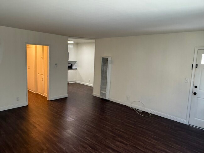 Building Photo - Camarillo Apartments