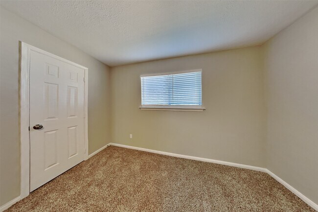 Building Photo - 3202 Stoneydale Ln