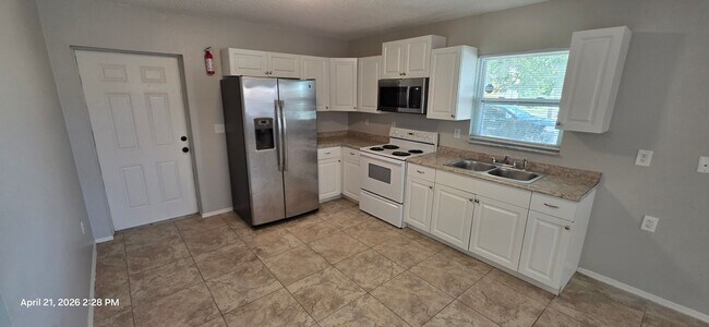 Building Photo - Charming 3BR/2BA Bradenton Home with Extra Storage & Parking