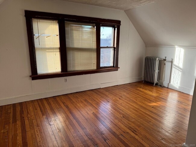 Building Photo - 458 Ridgefield Ave