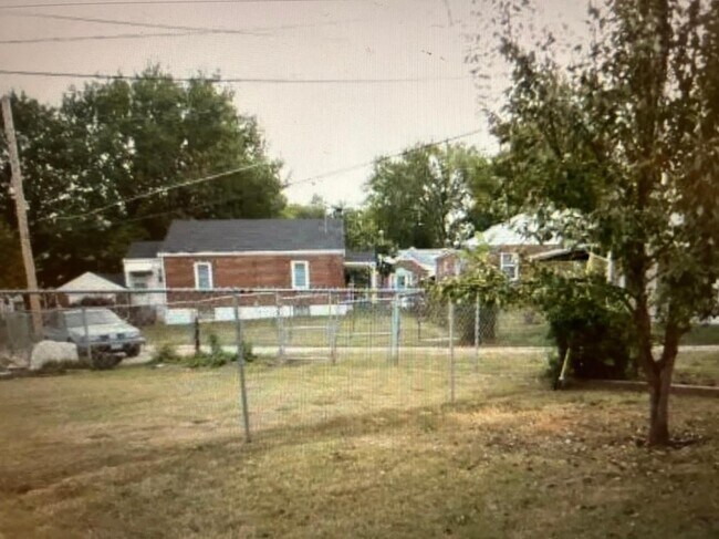 yard - 1161 Ursula Ave