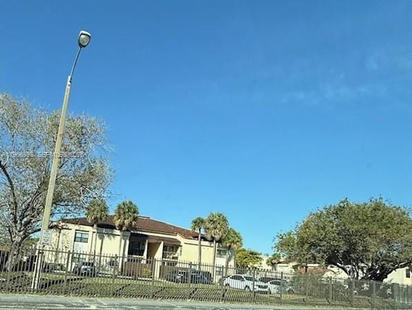 Building Photo - 660 W Park Dr