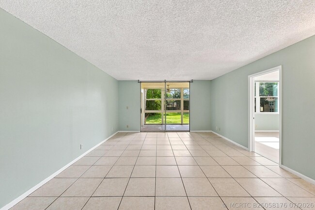 Building Photo - 950 NW 80th Ave