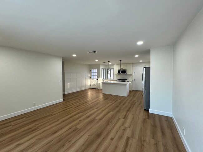 Building Photo - Beautiful 3 Bedroom 2 Bathroom Single fami...