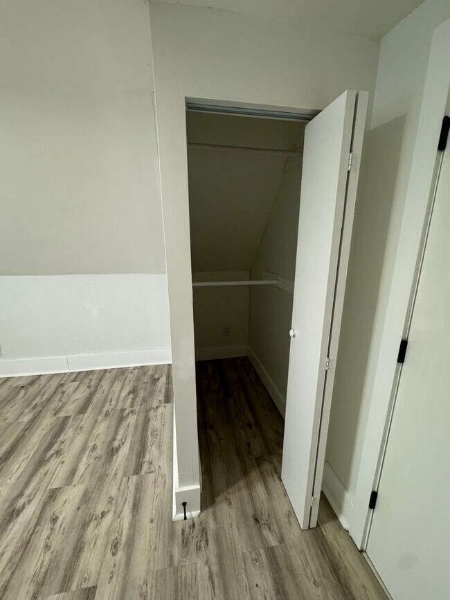 Building Photo - Discover Your Dream Home in Historic Brewers Hill!