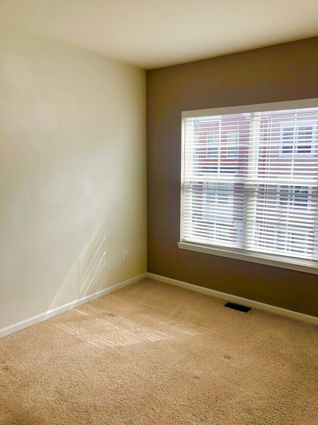 Building Photo - Spacious 2 BR/2.5 BA Townhome in Beltsville!