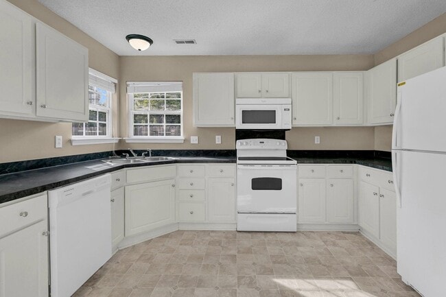 Building Photo - 1004 Cobblestone Blvd