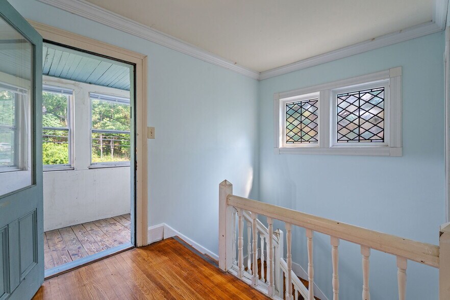 Building Photo - 402 University Ave