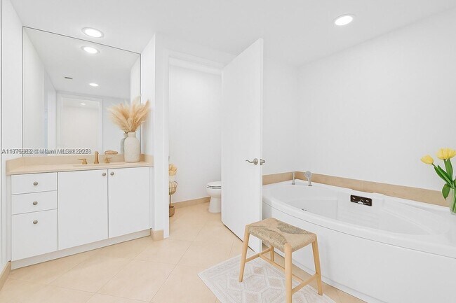 Building Photo - 781 Crandon Blvd