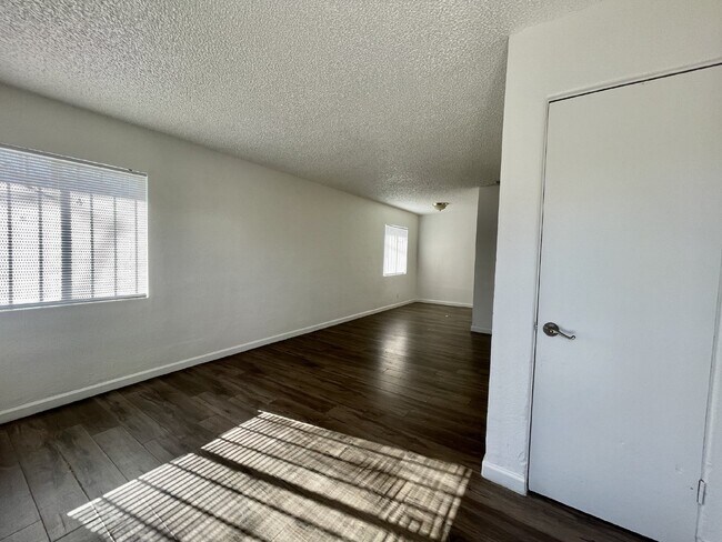Building Photo - Single story 1 bedroom 1 bath condo availa...