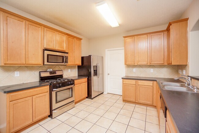Building Photo - 1323 Colonial Manor Dr