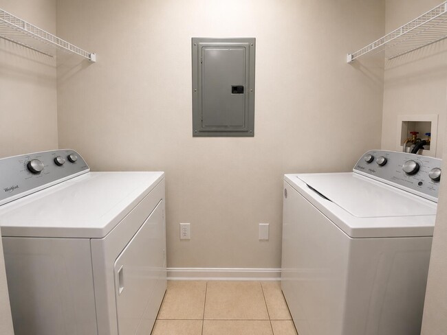 Building Photo - 2210 Myrtlewood Cir E