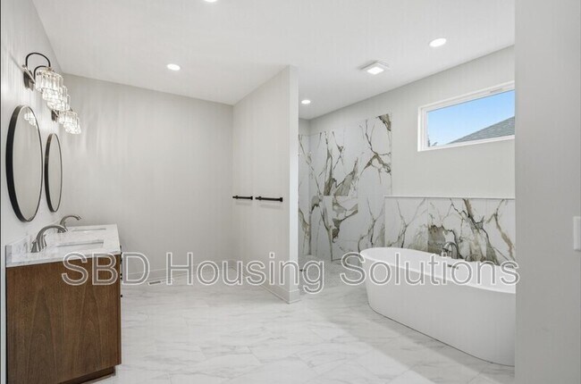 Building Photo - 1416 NE Ernest Way