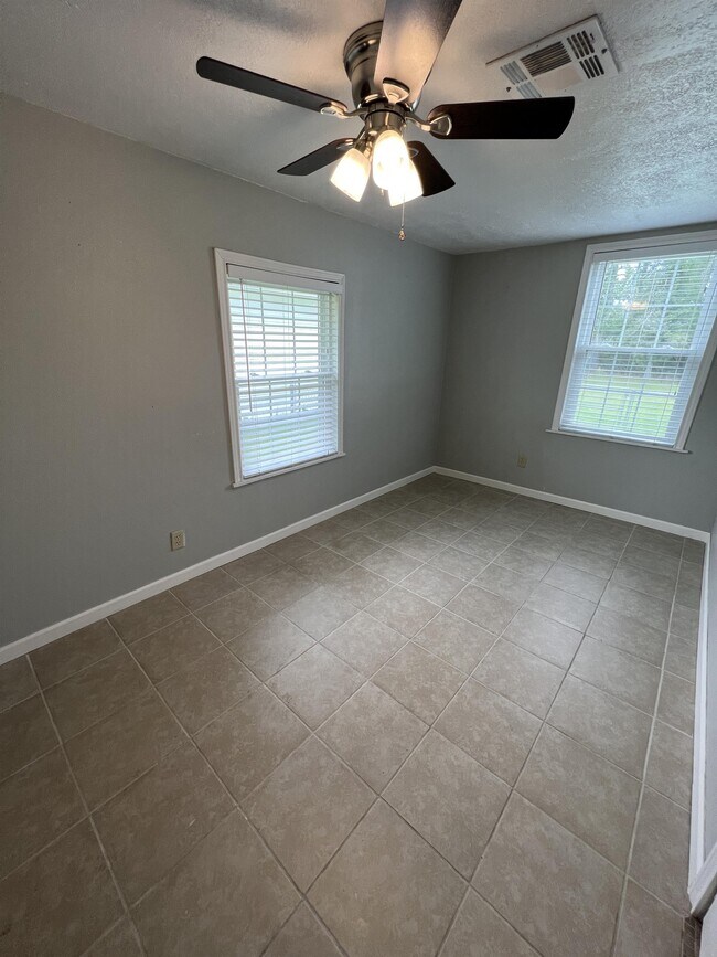 Building Photo - 570 Dewey Rd