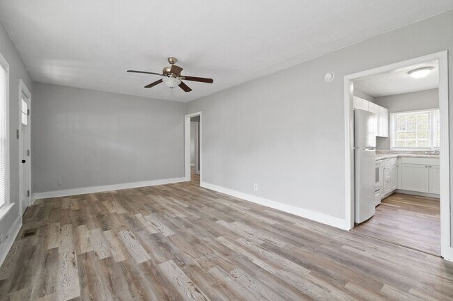 Building Photo - Move-In Special Available! Newly Renovated...