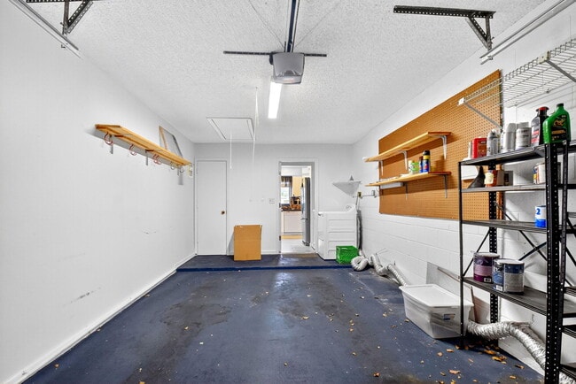 Building Photo - 4866 Dovewood Cir