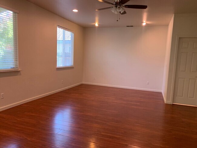 Building Photo - Spacious 4 bedroom 2.5 Bathroom Gold River...