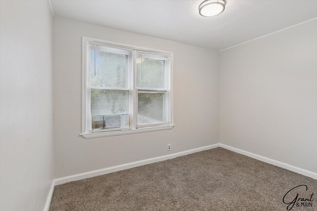 Building Photo - 3 Bed Bungelow $1200.00/mo