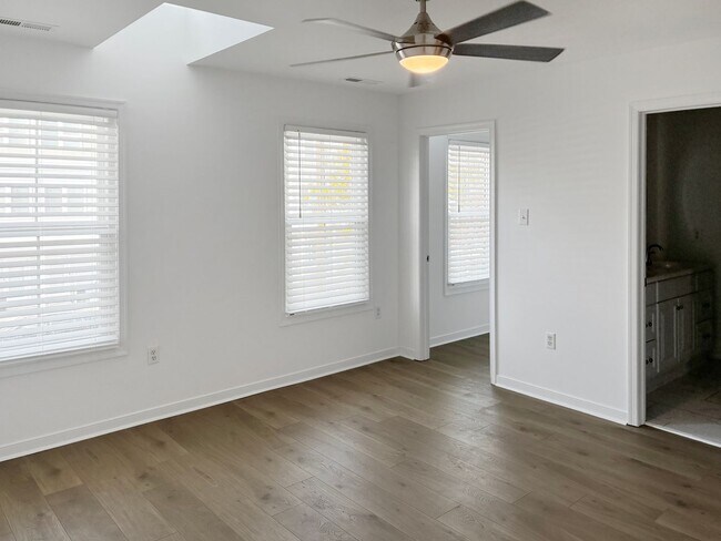 Building Photo - Modern 3 Bedroom in Manchester - $300 off your first month!