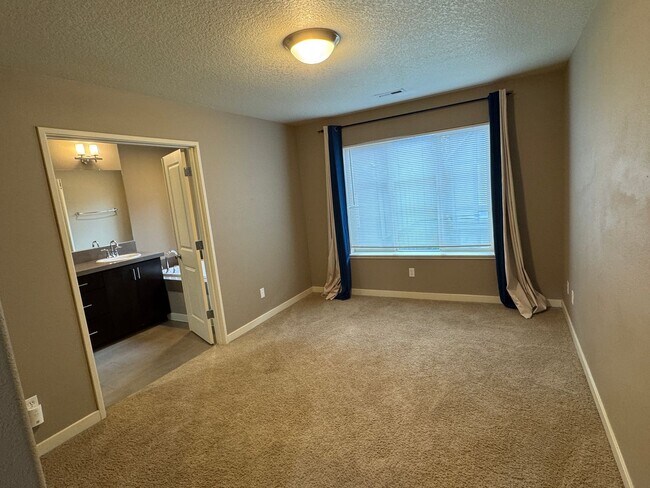 Building Photo - Beautiful 2br/2.5ba Townhome in Arbor Parc...
