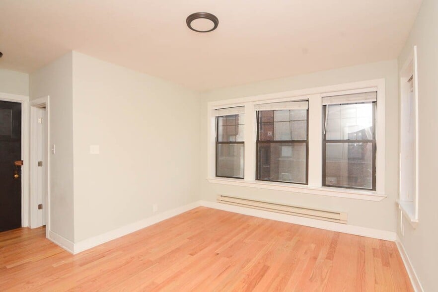 Building Photo - 4422 N Wolcott Ave