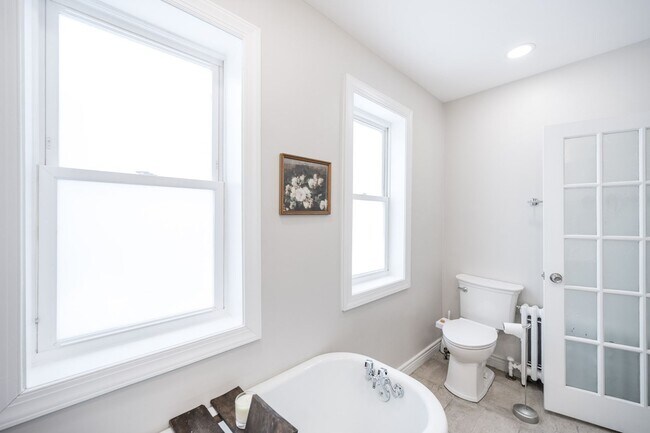 Building Photo - Two Bed Graduate Hospital Townhome